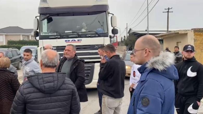 “Rruga është më keq se në 1964-ën”- Banorët e fshatit Luz të Fushë-Krujës sërish në protestë, Kalaja: Policia i ka bërë presion disa banorëve të zonës