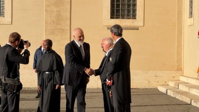 Dita e dytë e vizitës në Vatikan, kryeministri Rama mbrërrin në Pallatin Apostolik