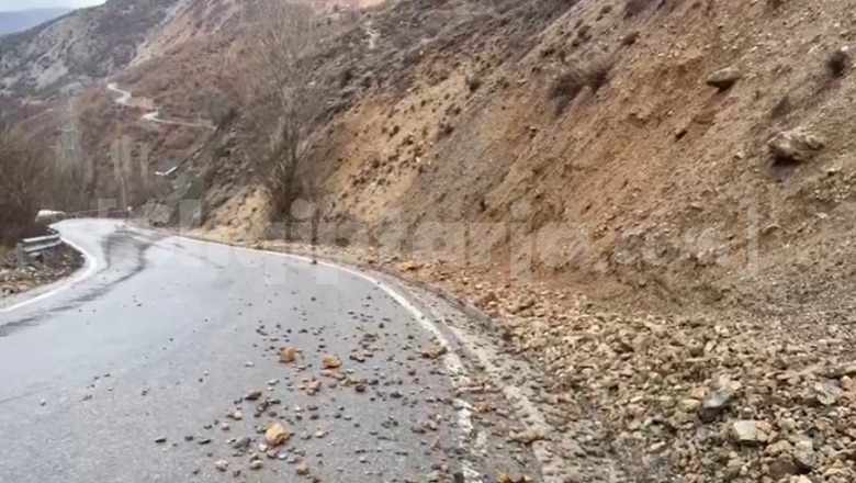 Moti i keq, rënie gurësh dhe inertesh në aksin Kukës-Bushtricë! Rruga hapet për qarkullimin e automjeteve