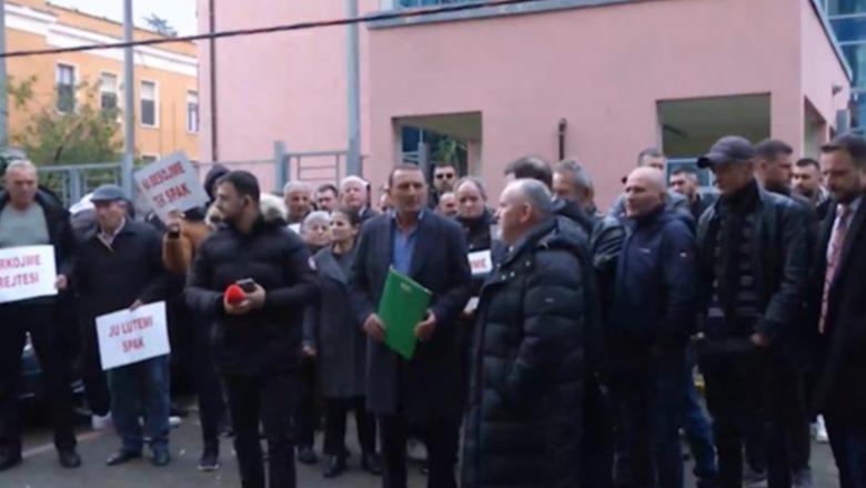 Banorët e Velipojës zhvendosin protestën kundër resortit të Ulajt para SPAK: Duam drejtësi, falsifikuan dokumentet dhe na grabitën pronat