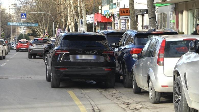 Tirana nën ‘pushtetin’ e parkimeve dyshe, shoferët nuk i tremben as burgut! Eksperti: Edhe bllokimi i korsive të autobusëve të trajtohet kundravajtje penale 