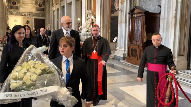Vizita në Vatikan/ Buqetë trëndafilash të bardhë për Papa Françeskun, kryeministri dhe familja e tij nderojnë atin e ndjerë