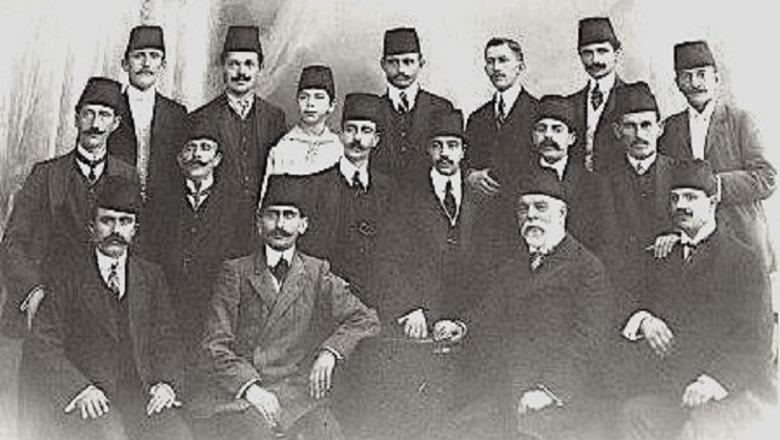 “Flamuri që ngriti Ismail Qemali në Vlorë, ishte një pëlhurë e kuqe, tre metro e gjatë dhe dy metro e gjerë, e cila u ble te një tregtar i quajtur Diamant dhe u qepnë…”/ Dëshmia e rrallë e ish-ministrit të Zogut