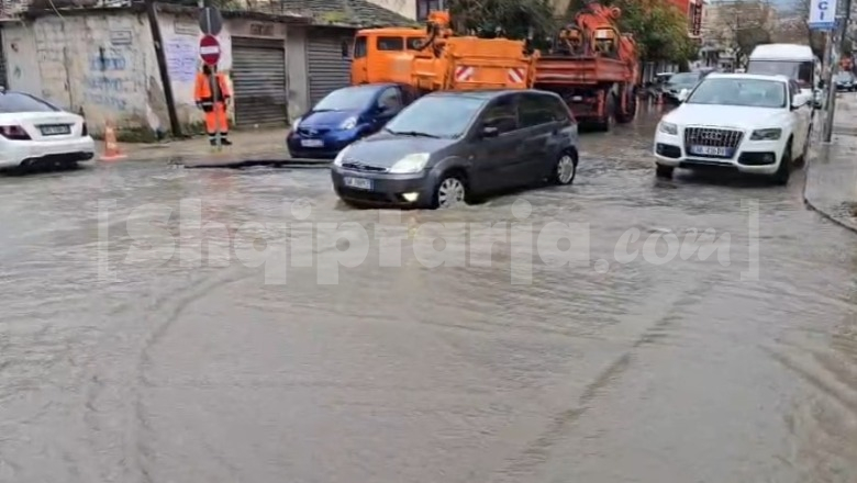 Reshjet të dendura shiu në Durrës, prani uji në rrugët rreth stadiumit