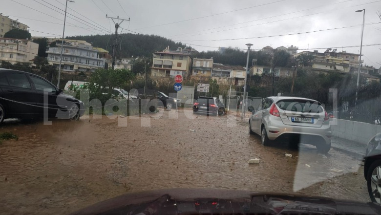 Reshjet e dendura të shiut, përmbytet një pjesë e shëtitores 'Spile' në Himarë (VIDEO)