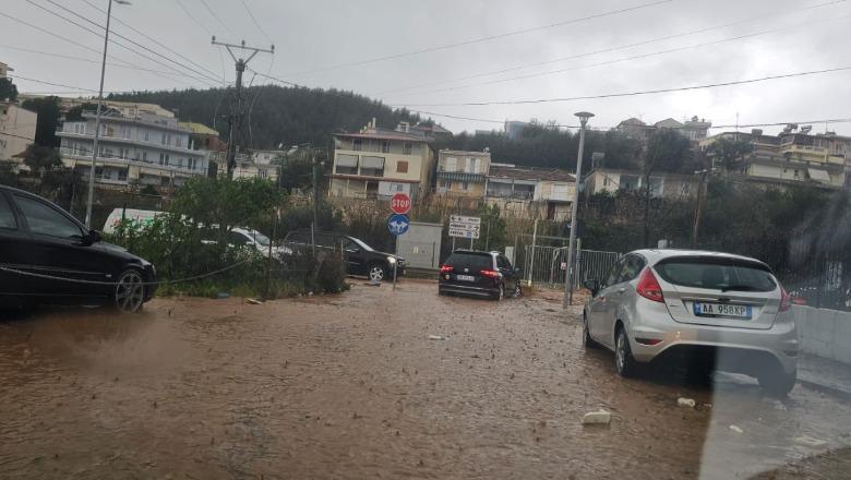 Reshjet e dendura të shiut, përmbytet një pjesë e shëtitores 'Spile' në Himarë