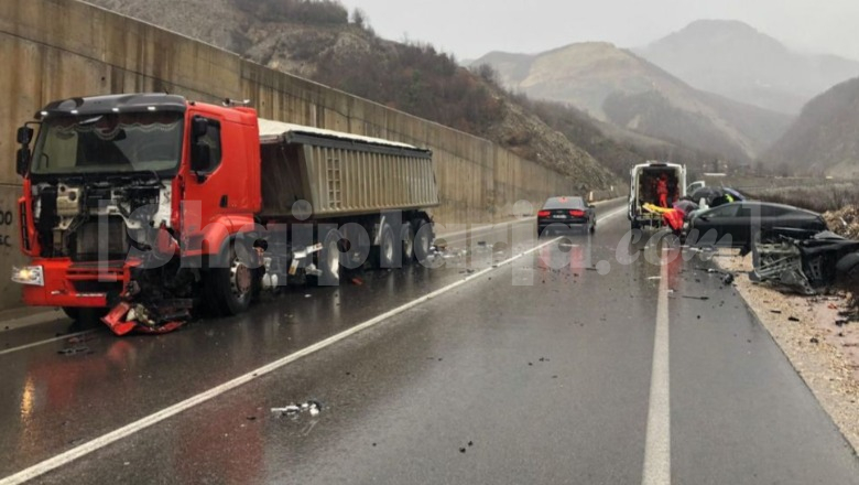 Makina përplaset me kamionin në rrugën e Arbrit, 2 të plagosur! Dërgohen drejt Traumës