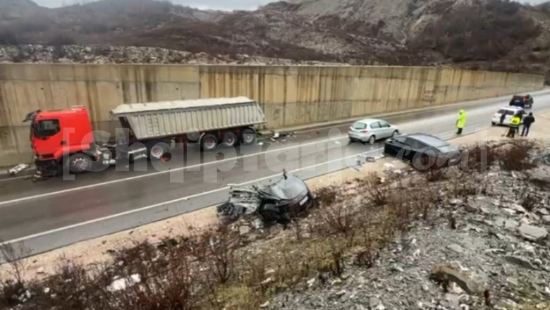 Aksident i dyfishtë në rrugën e Arbrit, makina bëhet copash pas përplasjes me kamionin! 2 të plagosur, dërgohen drejt Traumës