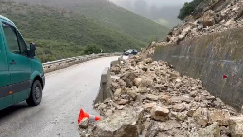 Reshjet e shiut shkaktojnë rënie gurësh në aksin Dhërmi-Himarë, bllokohet njëra korsi e segmentit në Qafën e Vishës