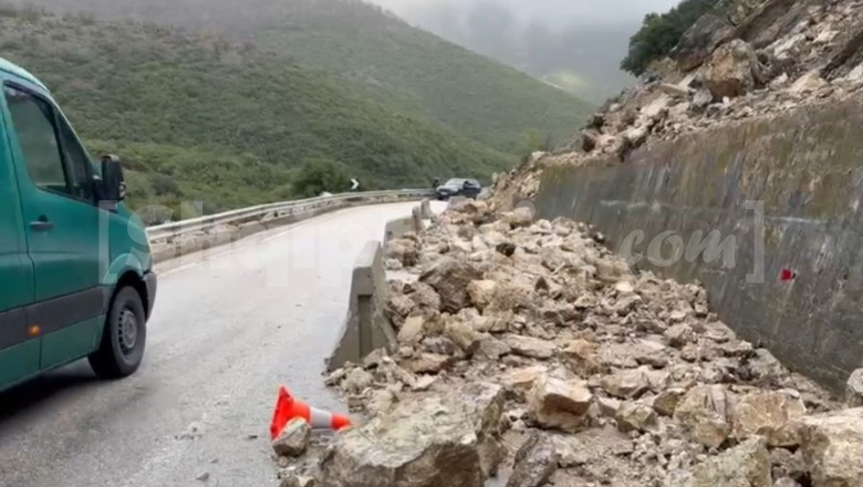 Reshjet e shiut shkaktojnë rënie gurësh në aksin Dhërmi-Himarë, bllokohet njëra korsi e segmentit në Qafën e Vishës