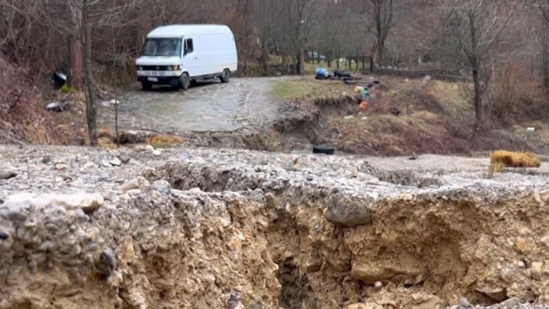 Shembet rruga, 8 familje në Senisht 3 muaj në izolim! Bashkia e Maliqit justifikohet me motin e keq! Banorët: Na ndihmoni, ecim 1.30 minuta në këmbë