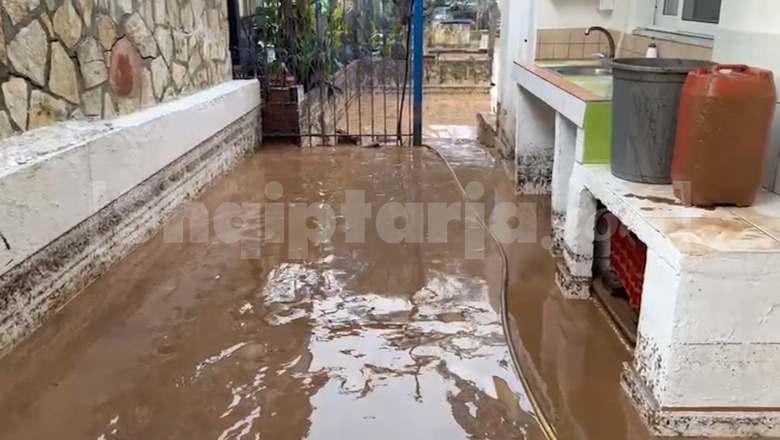 Moti i keq/ Përmbytje të banesave në Himarë, banorët: Përroi u mbush menjëherë, dëme në katet e para! Prezencë uji dhe në komisariatin e policisë