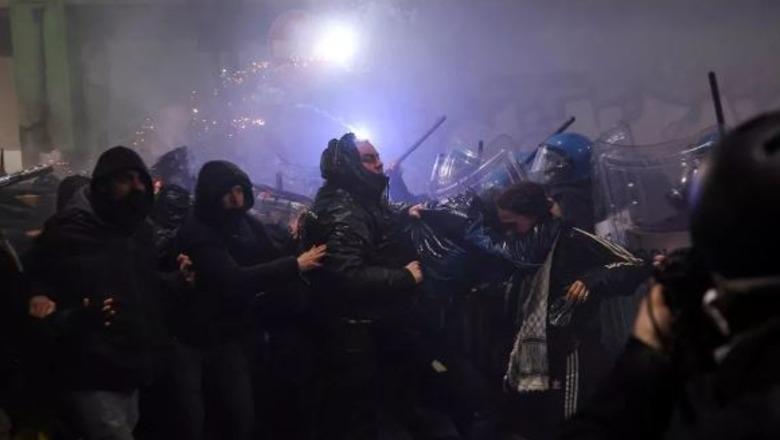 Protesta në Milano, 5 mijë persona kundër zhvillimit të Lojërave Olimpike! Fishekzjarre dhe sulme me armë ndaj policisë, 5 të arrestuar