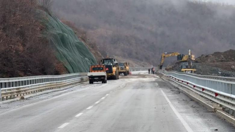 Rrëshqitje dheu në aksin Qukës-Qafë Plloçë, fatmirësisht s’ka bllokim të qarkullimit! Reagon ARRSH: Rruga është totalisht e hapur
