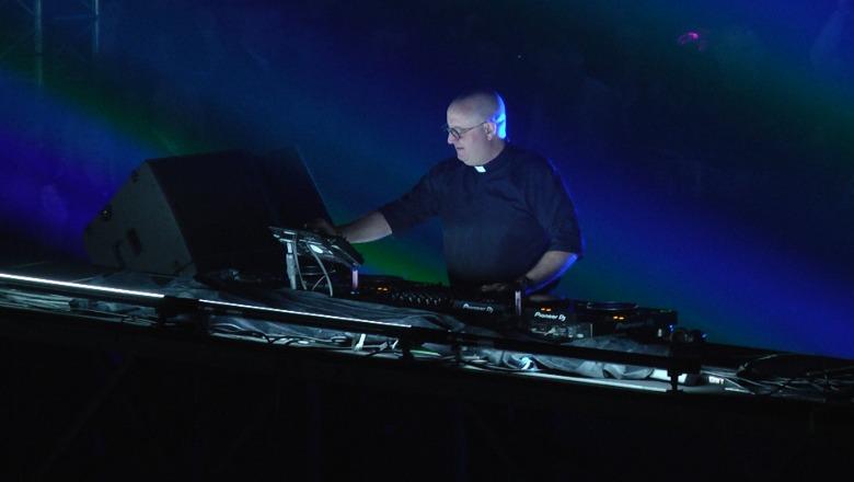 Ditën prift, natën Dj/ Padre Guilherme elektrizon Tiranën