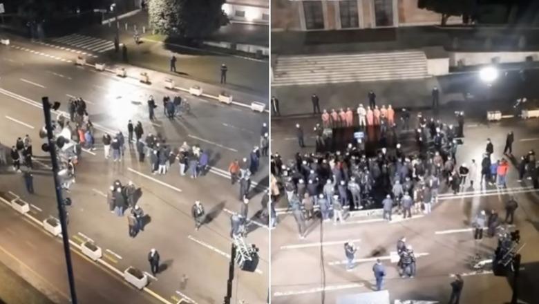 Balla ironizon PD-në një ditë para protestës kombëtare: As krushq, as hyzmetqarë! S’po  vijnë më as njerëzit e shtëpisë