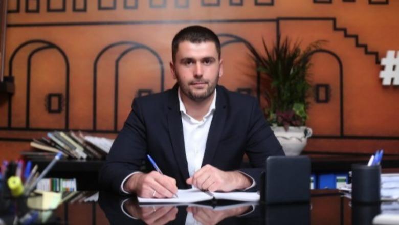 Kryebashkiaku i Rrogozhinës vetëdorëzohet në polici! Apeli i GJKKO la në fuqi dënimin e tij me 1 vit burg për korrupsion zgjedhor