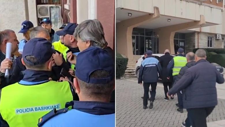 Protesta kundër projektit TID në Durrës/ Qytetarët përplasen me policinë, tentojnë të hyjnë me forcë në bashki! I vihen pas dhe këshilltarit bashkiak të PS