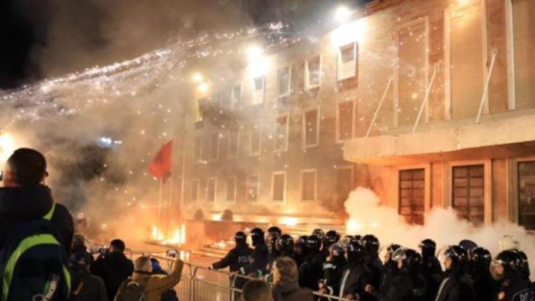 Artur Ajazi: Qerelez dhe molotovë