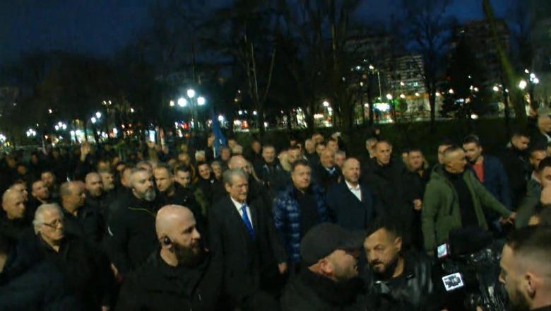 Sali Berisha del nga selia blu dhe niset drejt kryeministrisë, militantët i shkojnë nga pas