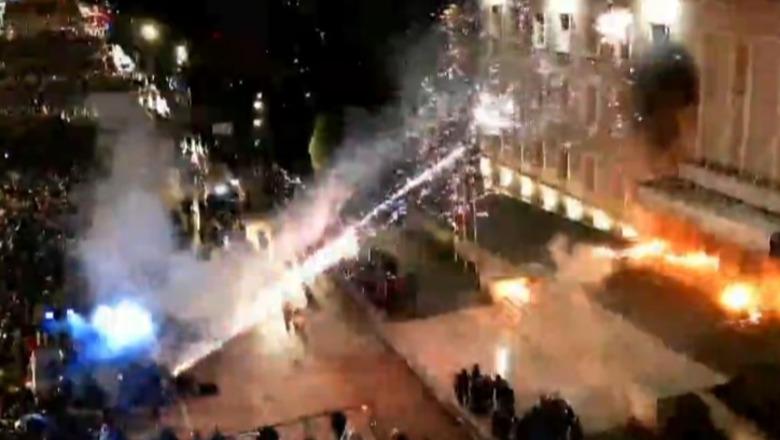 Sapo Berisha mbaroi fjalën, militantët hedhin molotov e fishekzjarre drejt kryeministrisë! I njëjti skenar si në protestat e kaluara