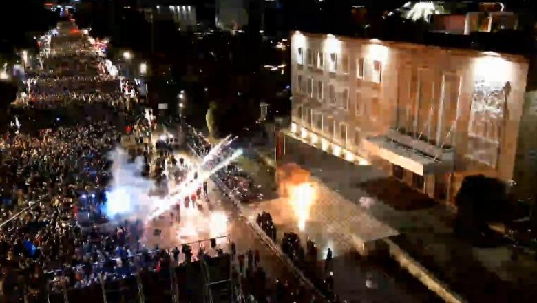 Hidhen molotovë e fishekzjarrë në drejtim të kryeministrisë, i njëjti skenar si në të kaluarën