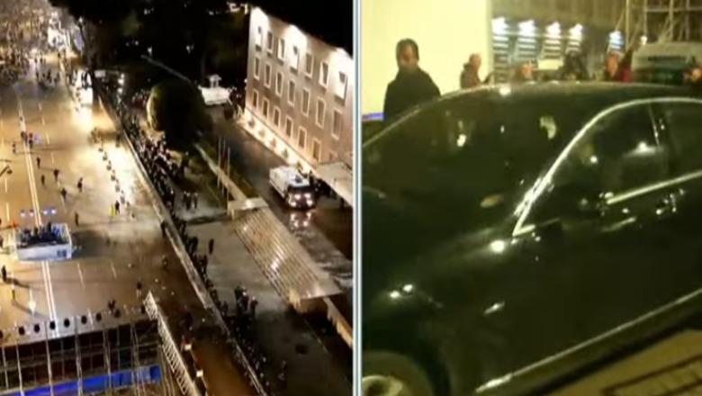 Kaos dhe tension para Kryeministrisë, Berisha ‘braktis’ protestuesit, i hipën ‘Benzit’ dhe largohet