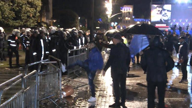 Gjendje e tensionuar në protestën e PD, protestuesit përpiqen të thyejnë me dhunë kordonin e sigurisë