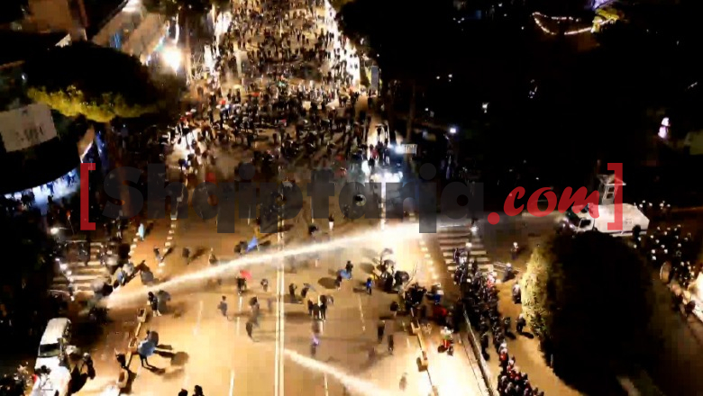 PAMJE ME DRON/ Momenti kur Policia hedh ujë drejt protestuesve, vetëm një 'grusht' militantësh mbeten në shesh