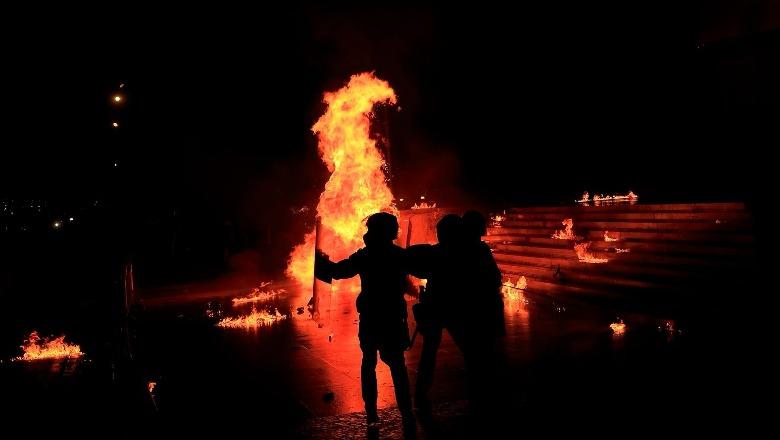 Protesta e PD, lëndohet një polic
