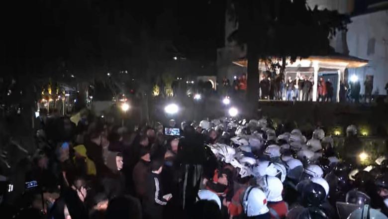 Protesta e PD/ Tensione tek Kuvendi, militantët tentojnë të çajnë kordonin e policisë! Në krye të turmës Noka dhe Boçi