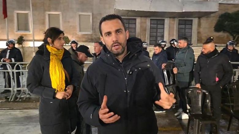 Lapaj rikthehet te kryeministria pas molotovëve, ‘zhgënjehet’ nga protestuesit e PD: Prisja të qëndronin...