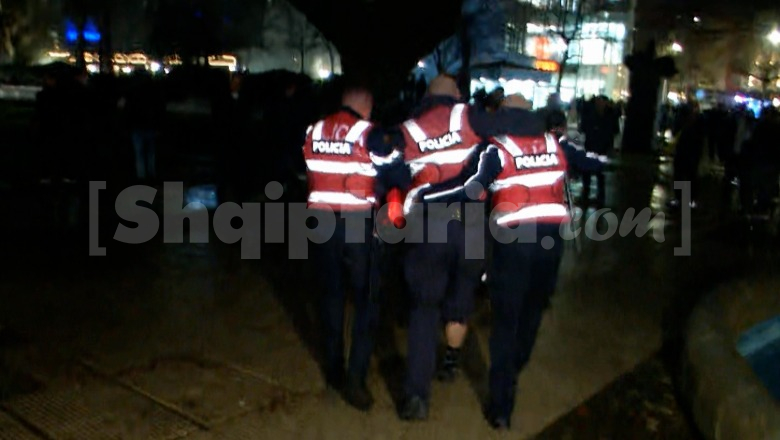 Molotovë në mes të kordonit të policisë, efektivët pësojnë djegie në trup