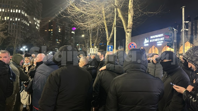 Me maskë dhe bodyguardë, Shkëlzen Berisha në protestë! Zhvendoset te rruga e Elbasanit pas gazit lotsjellës