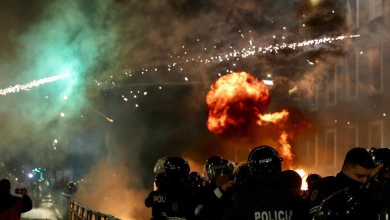 Tym e flakë në tubimin e Berishës, ministrja Koçiu: E drejta për të protestuar u dhunua nga një grup që zgjodhi forcën në vend të fjalës