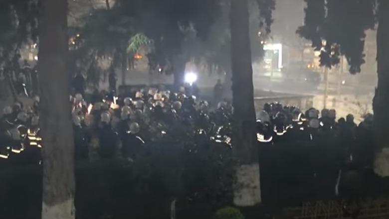  Protestuesit rikthehen me molotovë përpara Kuvendit, policia tenton t’i shpërndajë me ujë e gaz lotsjellës