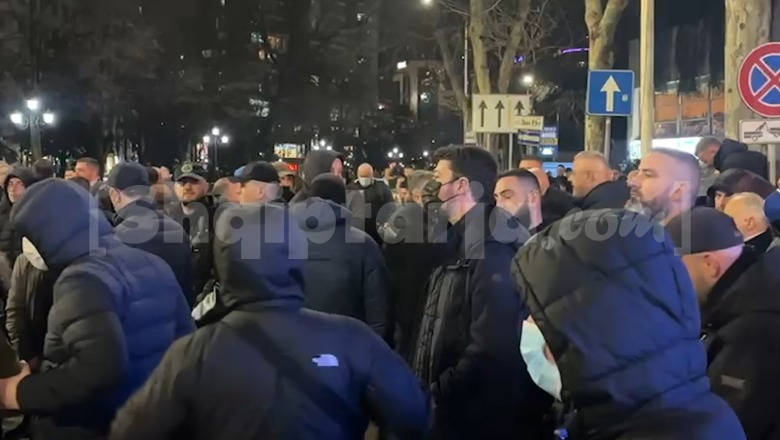 Me maskë dhe bodyguardë, Shkëlzen Berisha në protestë! Zhvendoset te rruga e Elbasanit pas gazit lotsjellës