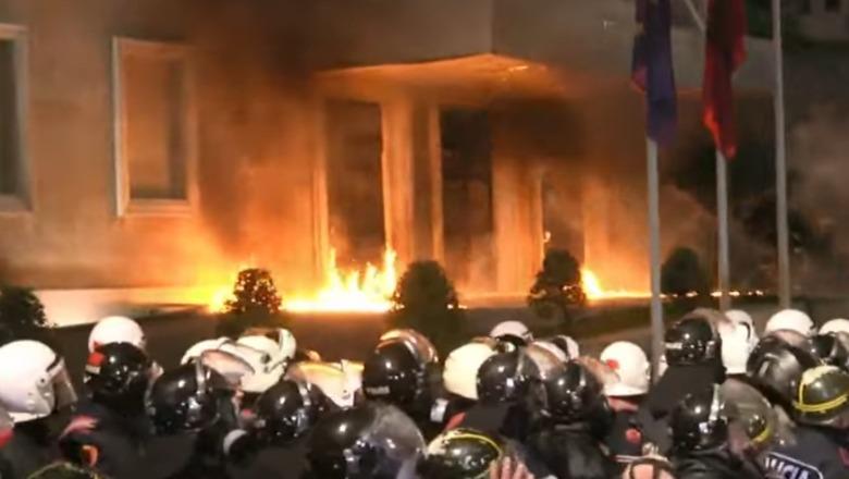 Balla për dhunën në protestë: Berisha sulmon institucionet e Shqipërisë, kur udhëheqësit e Kosovës përballen me akuza të trilluara në Hagë