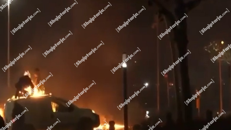 Molotovët drejt Kuvendit, momenti kur operatori përfshihet nga flakët