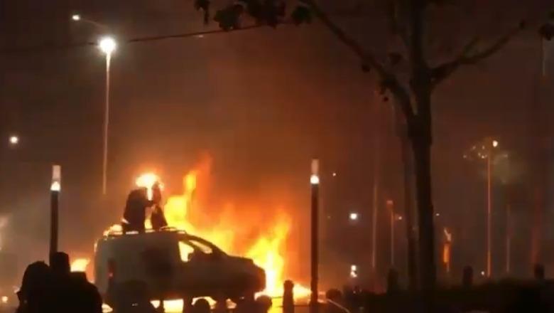Molotovët drejt Kuvendit, momenti kur operatori përfshihet nga flakët (VIDEO)