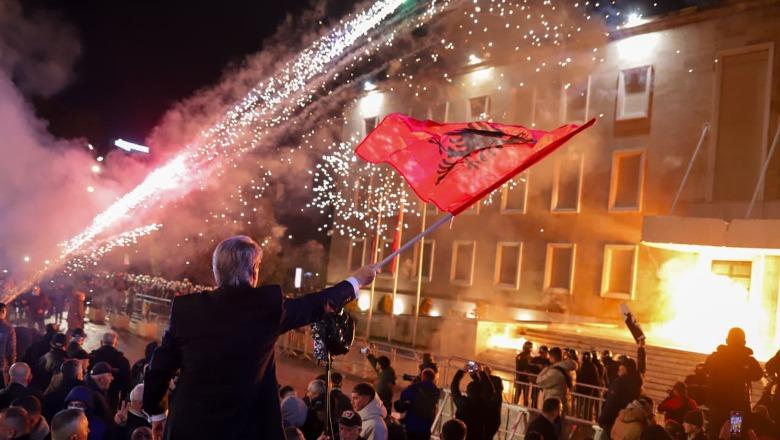 Berisha, protestë në ditën e DEBATIK, ‘Coli’ 82 vjeçar ëndërron qylin