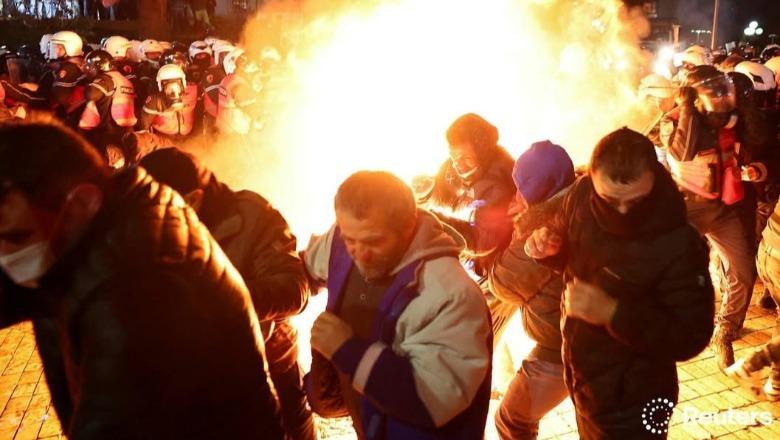 Berisha protestë vetëm me militantë/ Molotovë drejt Kryeministrisë dhe efektivëve te Kuvendi, 16 policë me djegie në spital, 20 protestues të shoqëruar! (VIDEO)