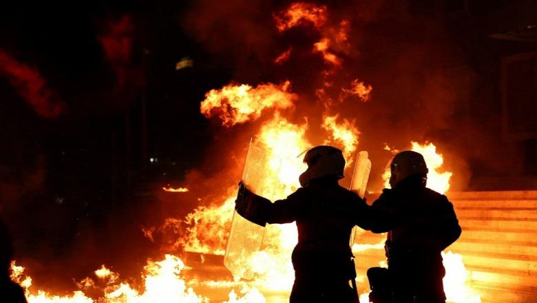 Berisha protestë vetëm me militantë/ Molotovë drejt Kryeministrisë dhe efektivëve te Kuvendi, 19 policë me djegie në spital, 20 protestues të shoqëruar! (VIDEO)
