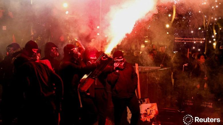 Protesta e dhunshme e Berishës, 21 militantë të arrestuar pas sulmit me molotov ndaj Kryeministrisë dhe efektivëve