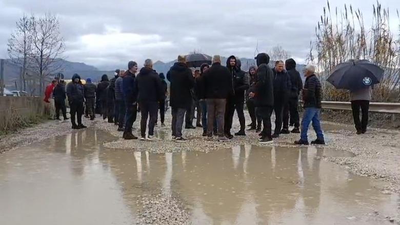 Banorët e Gramzës në protestë, bllokojnë aksin pranë Thumanë-Kashar: Rregulloni rrugën, prej gjashtë muajsh në gjendje katastrofike! Këtu kalohet veç me tank