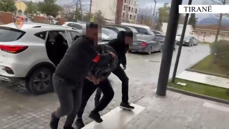 Mbante pistoletë pa leje në banesë, pranga 28-vjeçarit në Tiranë