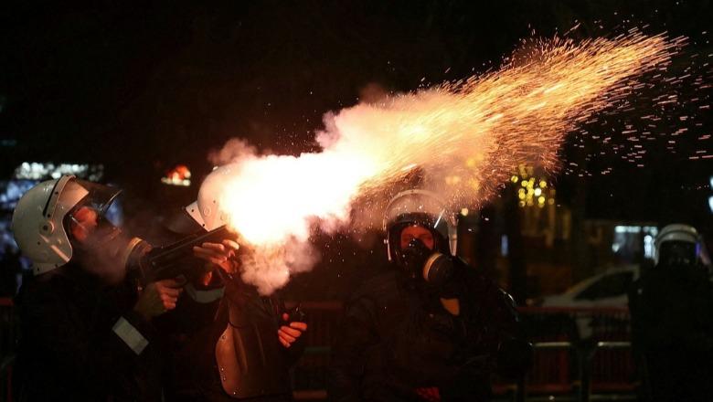  Molotovët në protestë/ PD nxiti të miturit për dhunë ndaj policisë! Urdhëruesit ‘fshihen’, 17-vjeçarët në pranga...deputetët në liri