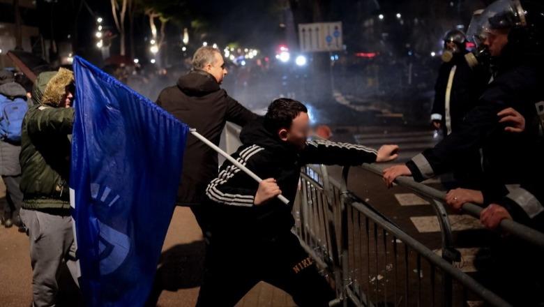  Molotovët në protestë/ PD nxiti të miturit për dhunë ndaj policisë! Urdhëruesit ‘fshihen’, 17-vjeçarët në pranga...deputetët në liri