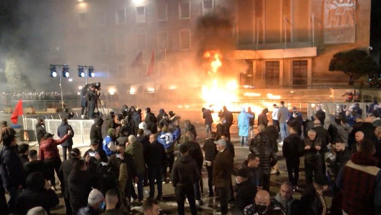 Ylli Pata: Pse molotovi duket si një ‘kaos i kontrolluar’ nga Berisha dhe Rama