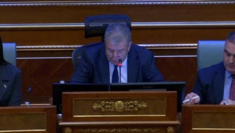 Më i vjetri në moshë, Avni Dehari drejton seancës për konstituimin e Kuvendit të Kosovës